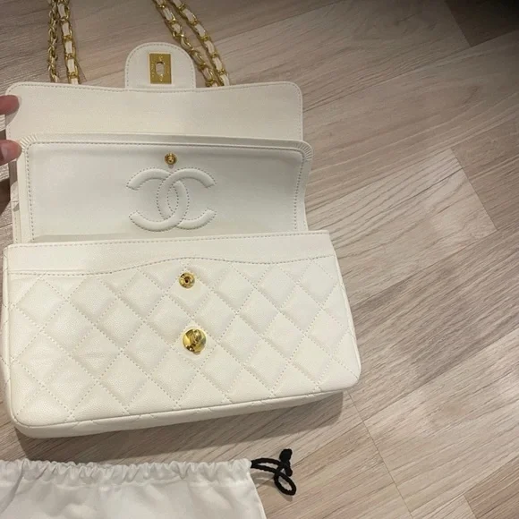 Chanel Ivory Quilted Shoulder Bag - Picture 5 of 9